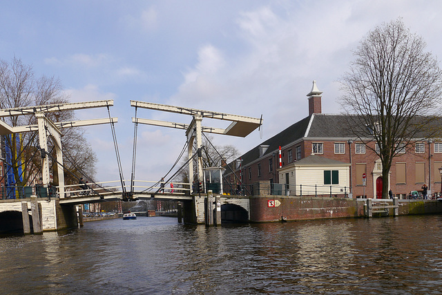 In den Grachten Hebe Brücke  von Amsterdam