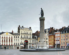 Lille - granda placo de generalo de Gaulle kun kolono