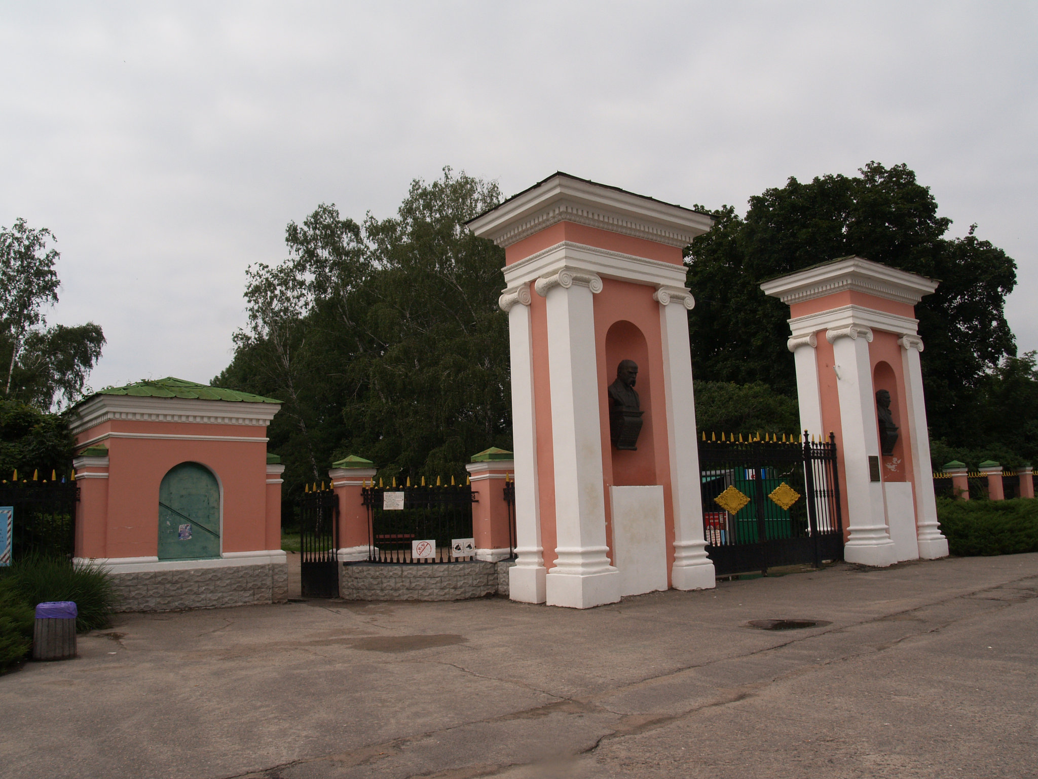 Вход в парк Александрия / Entrance to the Alexandria Park