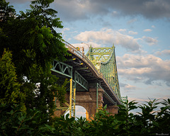 Un pont au vert