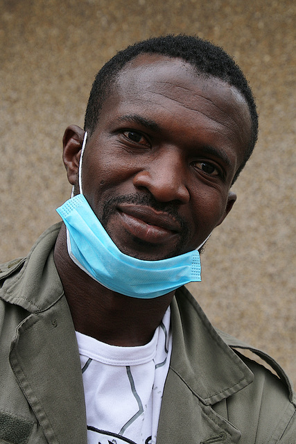 Un chaleureux Sénégalais qui porte un masque , un exemple pour les inconscients  .