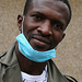 Un chaleureux Sénégalais qui porte un masque , un exemple pour les inconscients  .
