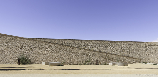 HWW ... with a picture of a wall in the Castillo de San Fernando (© Buelipix)