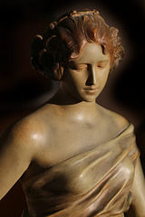 La statue d'une liseuse en terre cuite .