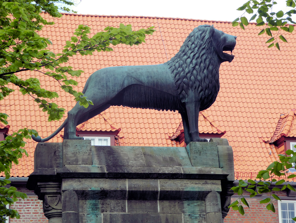 Löwenstatue am Dom zu Lübeck