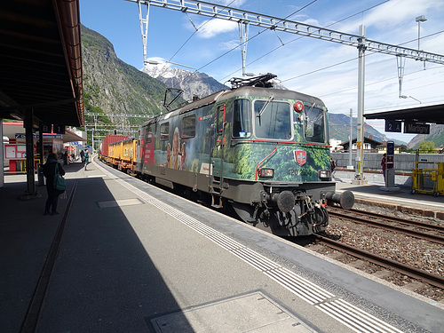 SBB Lokomotive Re 420 250-3 mit einem Güterzug bei der Durchfahrt im Bahnhof Martigny in richtung Sion, Brig