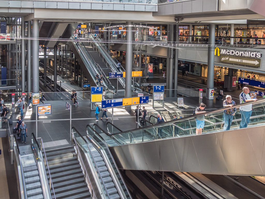 Großer Bahnhof oder Mall mit Gleisanschluss (4 x PiP)