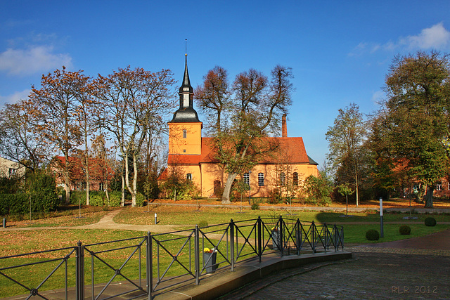 Ribbeck, Blick zur Kirche  ...  HFF !