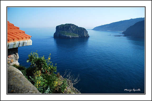 El peñón de Aketxe visto desde la ermita de San Juan de Gaztelugatxe