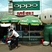 Mascotte Oppo dans son univers vert !