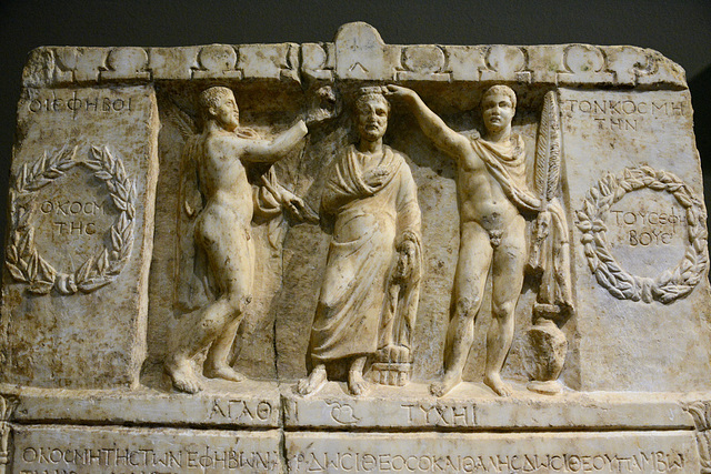 Athens 2020 – National Archæological Museum – Kosmetes Aurelius Dositheos crowned by two youths