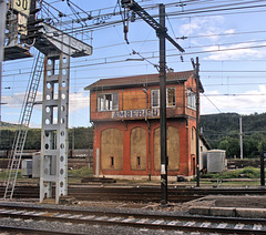 Ambérieu (01) 5 octobre 2013. Poste d'aiguillage à l'ancienne. Ambérieu (01) 5 octobre 2013. Poste d'aiguillage à l'ancienne.