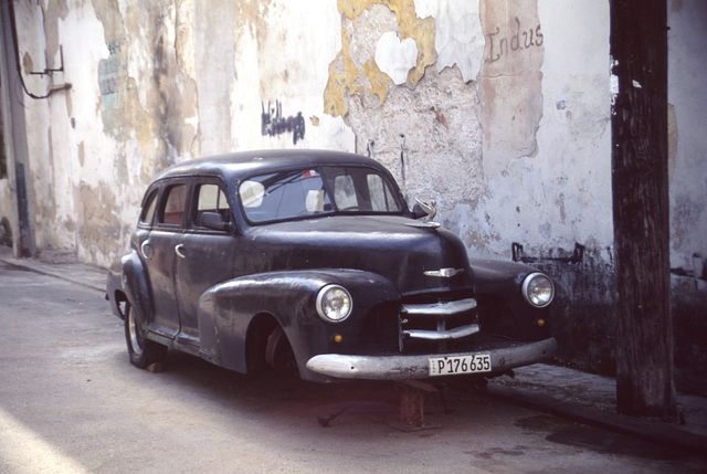 Old car in Habana Vieja