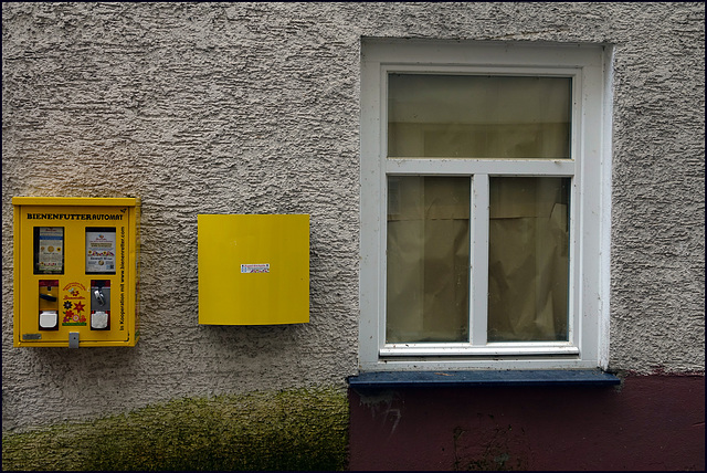 Hausleerstand mit Futterwand