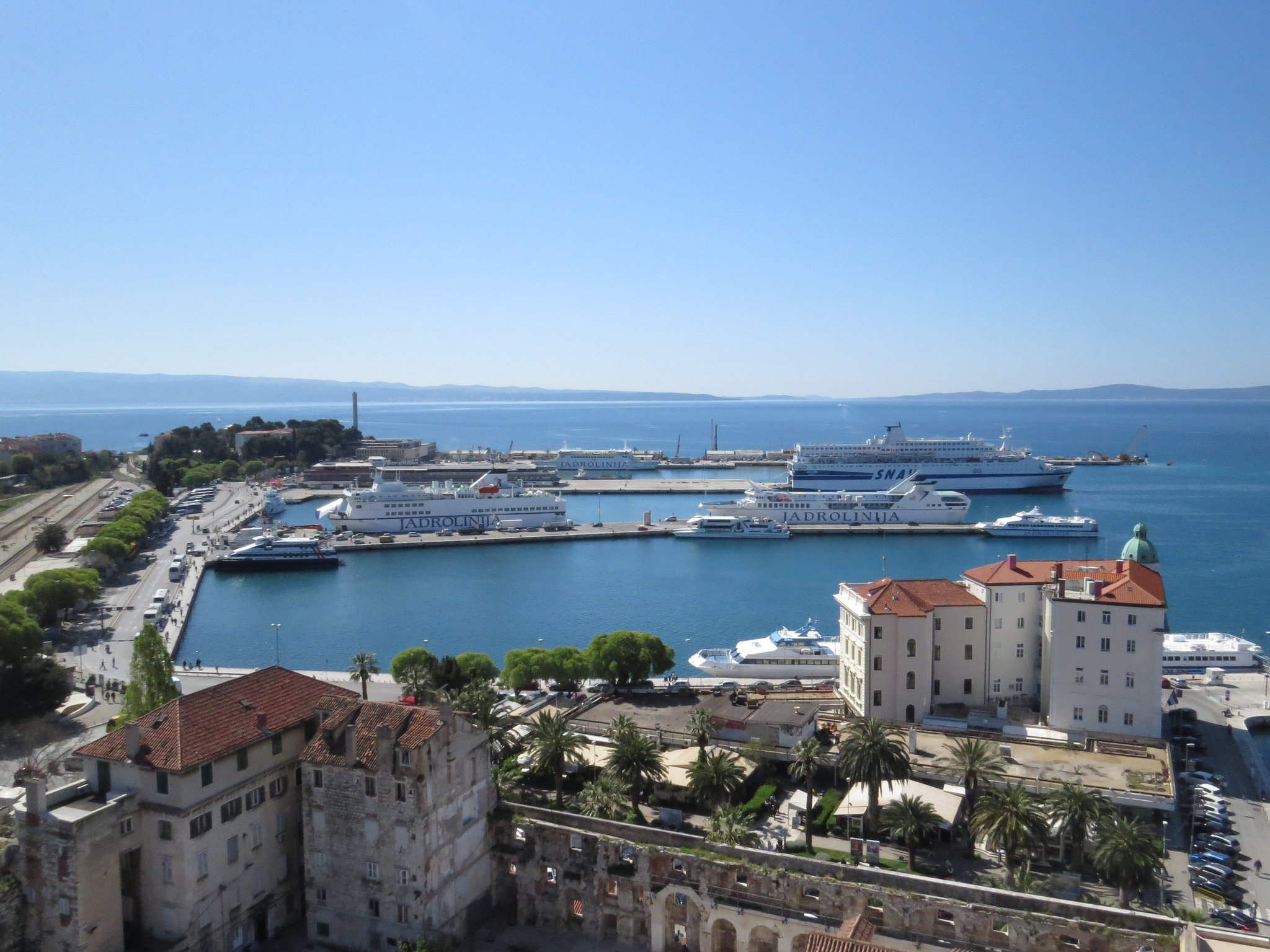 En haut de la cathédrale : sud (le port).