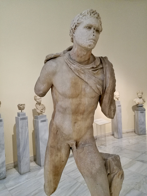 Athens 2020 – National Archæological Museum – Youth wearing a chlamys