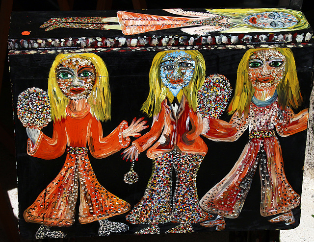 Table d'appoint à 2 battants , décorée par un artiste adepte du pointillisme . Nom de l'oeuvre , Tenue de Soirée au Bal des Vierges . Table d'appoint à 2 battants , décorée par un artiste adepte du pointillisme . Nom de l'oeuvre , Tenue de Soirée au Bal des Vierges .