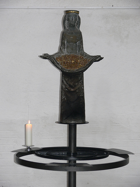Marienfigur bei den Kerzenopfern