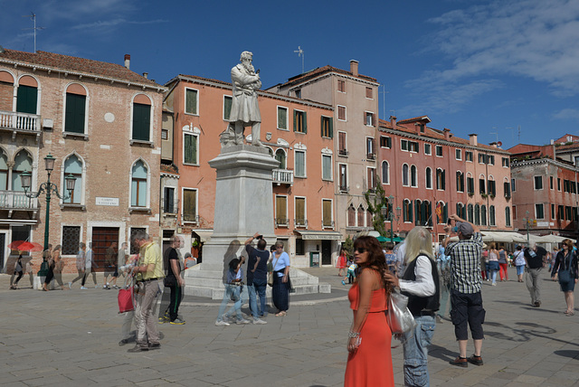 Mirando el monumento a Niccoló Tommaseo + (1PiP)