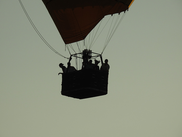 Ballonfahrer winken über Kirchdorf.