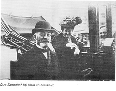 Zamenhof kun edzino Klara  en la jaro 1906 en Frankfurto en Germanio.