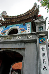 Eingangstor zum Jadeberg-Tempel (Den Ngoc Son) in Hanoi (© Buelipix)