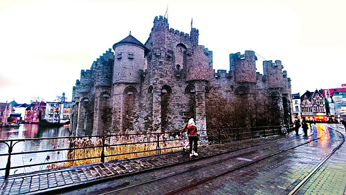 Le château des comtes de Flandre GAND  .