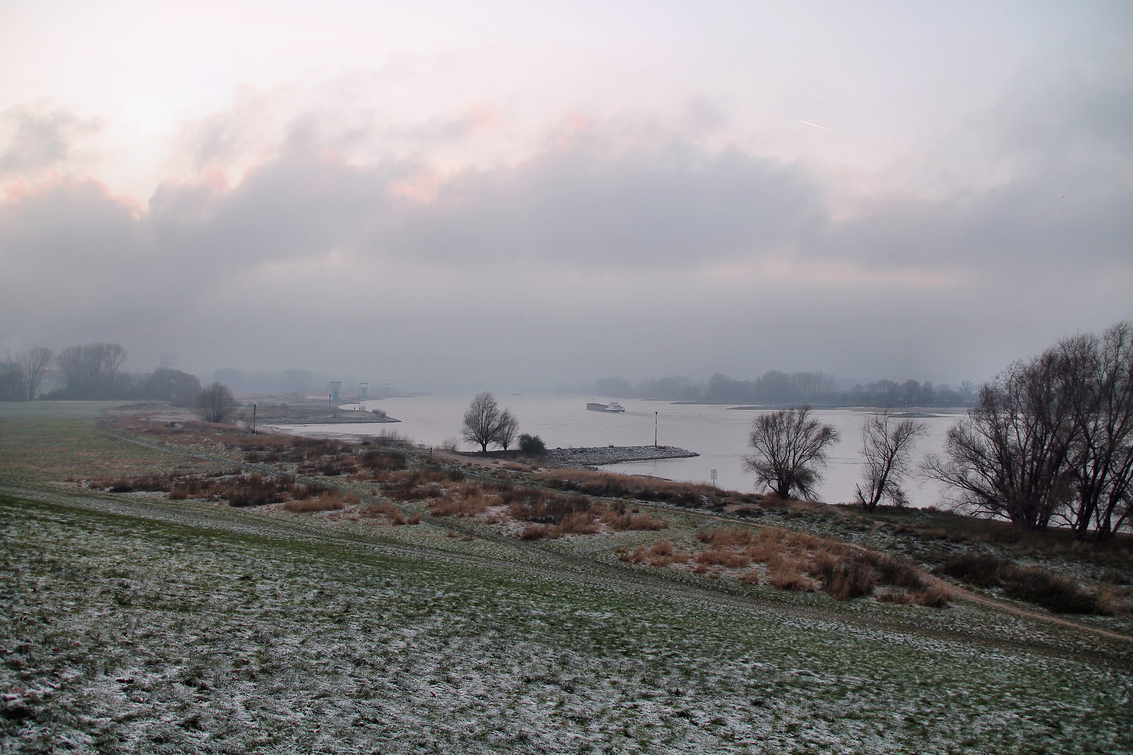 Der Rhein bei Bruckhausen (Duisburg) / 17.12.2022