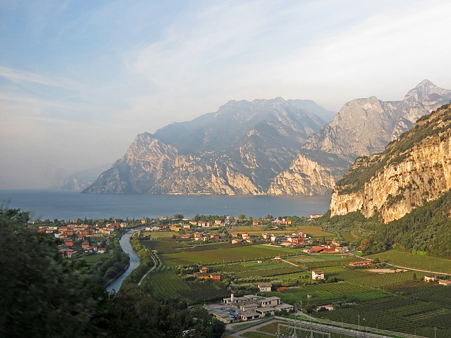 Blick  auf den Gardasee, auf Linfano und Torbole