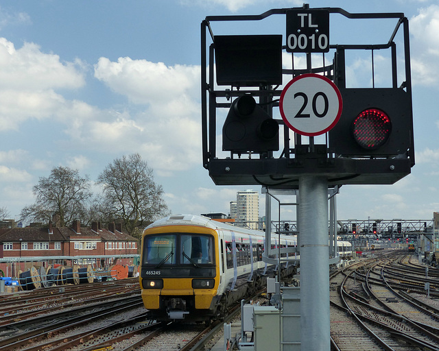 465245 arriving at London Bridge - 28 March 2017