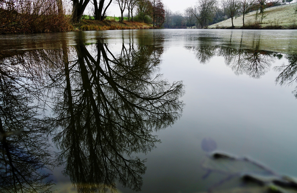 Ein See friert zu - A lake is freezing