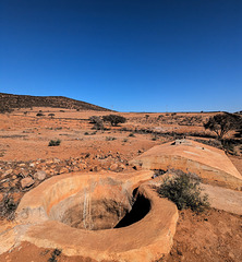 Un trou de ciment attirant et mystérieux / An mysterious and appealing cement hole Un trou de ciment attirant et mystérieux / An mysterious and appealing cement hole