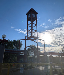 Horloge, nuages et ciel bleu / Clock, clouds and blue sky.