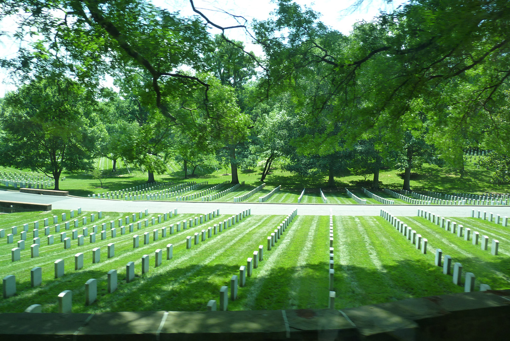 El cementerio nacional de Arlington en Arlington, Virginia, es un cementerio militar estadounidense establecido, durante la Guerra de Secesión, en los terrenos de Robert E. Lee. Está situado cerca del Río Potomac, en las proximidades de El Pentágono.