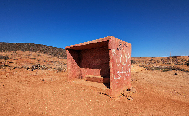 Là où on peut attendre longtemps /  Where you can wait for an endless while