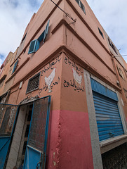 Deux poules de rue / Two street hens
