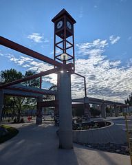 Clock, clouds and blue sky / Horloge, nuages et ciel bleu