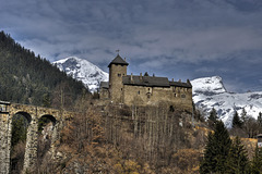 Schloss Wiesberg mit der Trisannabrücke in Tobadil