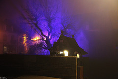 lumières de fêtes de fin d'année à Pont Aven, par une nuit de brouillard