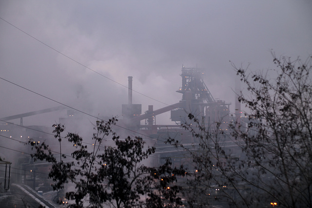 Hochofenwerk Schwelgern, in Dampfschwaden gehüllt (Duisburg-Bruckhausen) / 17.12.2022