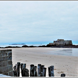 Le fort national et la plage de Saint Malo
