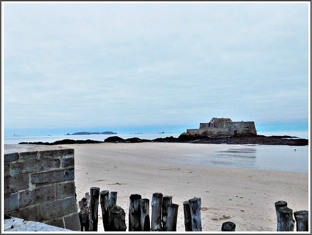 Le fort national et la plage de Saint Malo