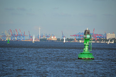 An der Steuerbordtonne 129 auf der Unterelbe am Eingang zum Hambureger Hafen