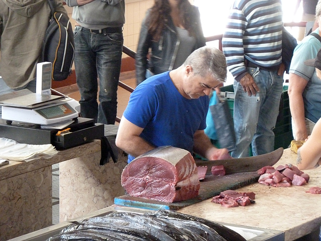 Roter Thunfisch fachgerecht für den Kunden Zugeschnitten