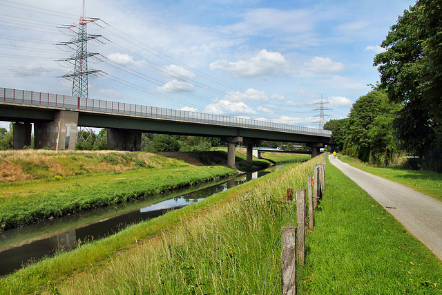 Emscher mit Autobahnbrücke der A42 (Bottrop-Ebel) / 9.06.2019