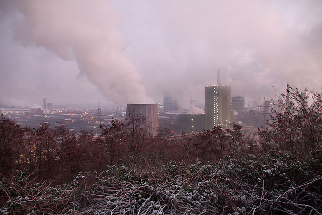 Blick vom Alsumer Berg auf die Werksanlagen von ThyssenKrupp Steel (Duisburg-Bruckhausen) / 17.12.2022