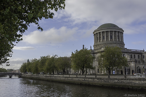 the Four Courts (© Buelipix)