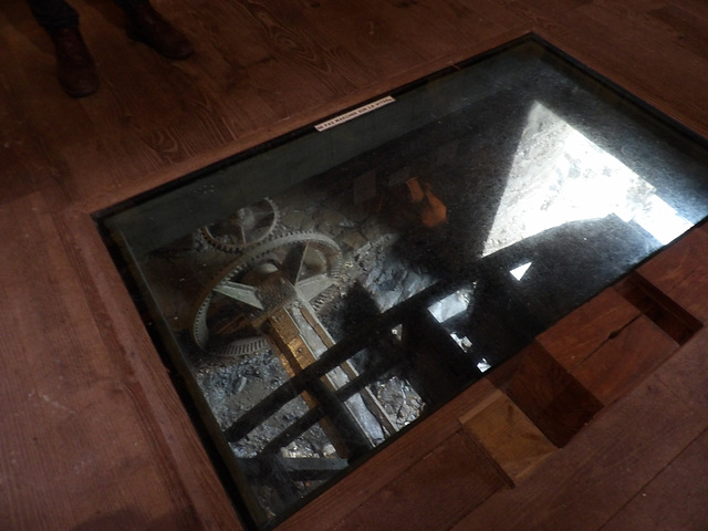 La roue du moulin à marée du moulin du Prat , (vue à l’intérieur ) , à la Vicomté sur Rance (22)