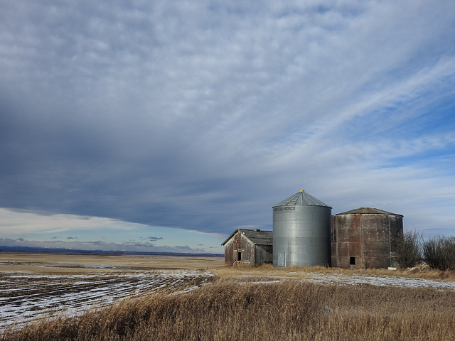 Chinook Arch with shed and silos