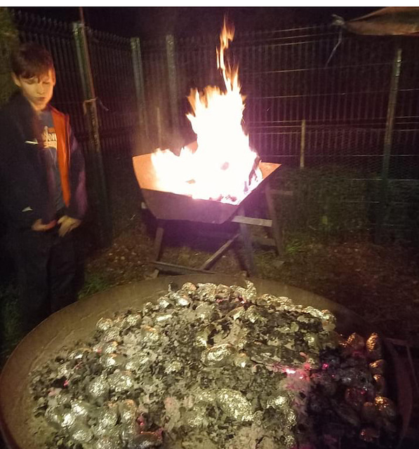 Grillade de cerf et pommes de terre dans la cendre